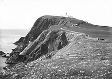 Sumburgh Lighthouse with the additional buildings as added in 1905/06. Photo c.1925 (image: http://photos.shetland-museum.org.uk/)